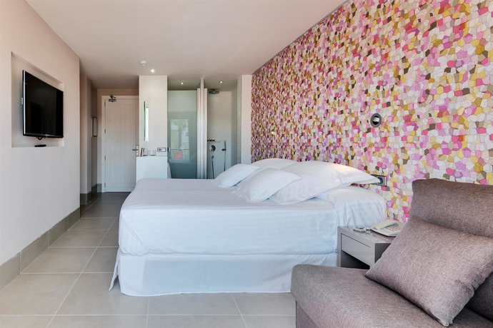 Imagen de la habitación del Hotel Occidental Ibiza. Foto 10
