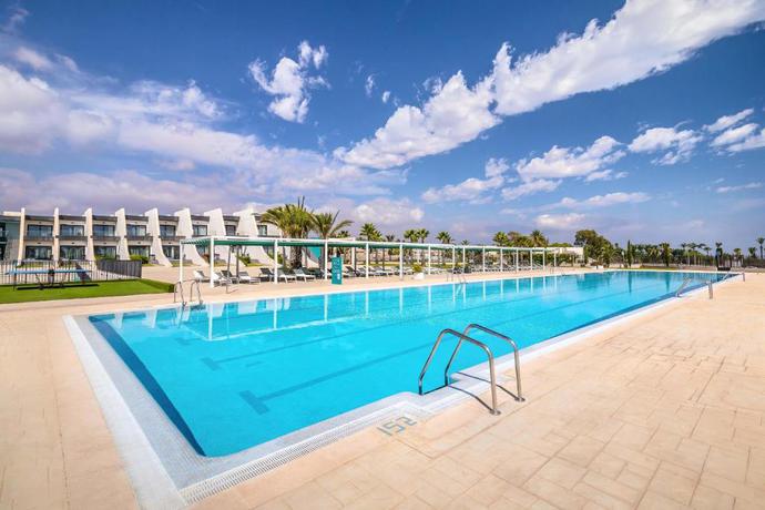 Imagen de la piscina del Hotel Occidental Mar Menor. Foto 18