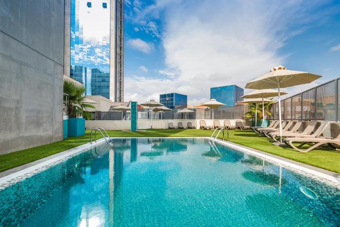 Imagen de la piscina del Hotel Occidental Murcia Agalia. Foto 19