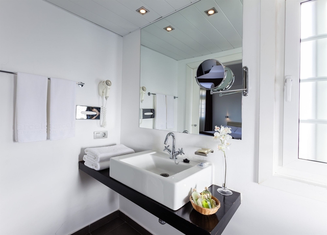 Imagen de la habitación del Hotel Occidental Santa Cruz Contemporáneo. Foto 13