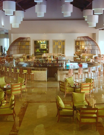 Imagen de los interiores del Hotel Ocean Blue And Sand Beach Resort. Foto 10