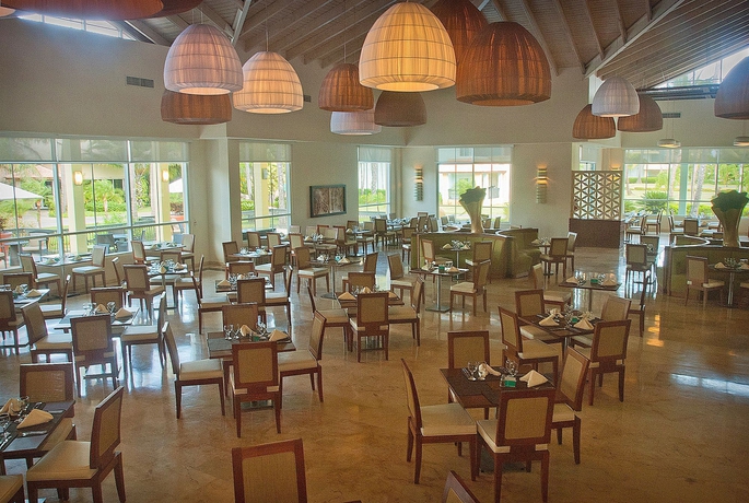 Imagen del bar/restaurante del Hotel Ocean Blue And Sand Beach Resort. Foto 2