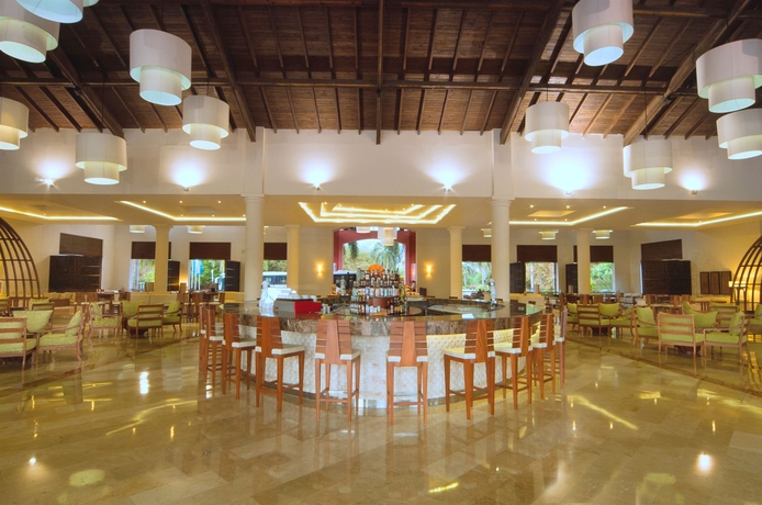 Imagen del bar/restaurante del Hotel Ocean Blue And Sand Beach Resort. Foto 3