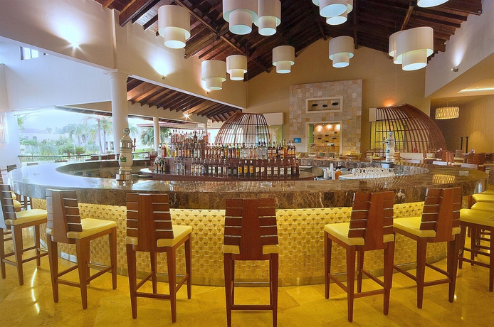 Imagen del bar/restaurante del Hotel Ocean Blue And Sand Beach Resort. Foto 4