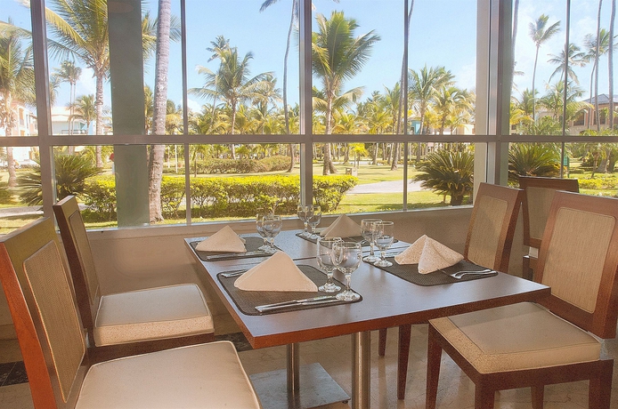 Imagen del bar/restaurante del Hotel Ocean Blue And Sand Beach Resort. Foto 5