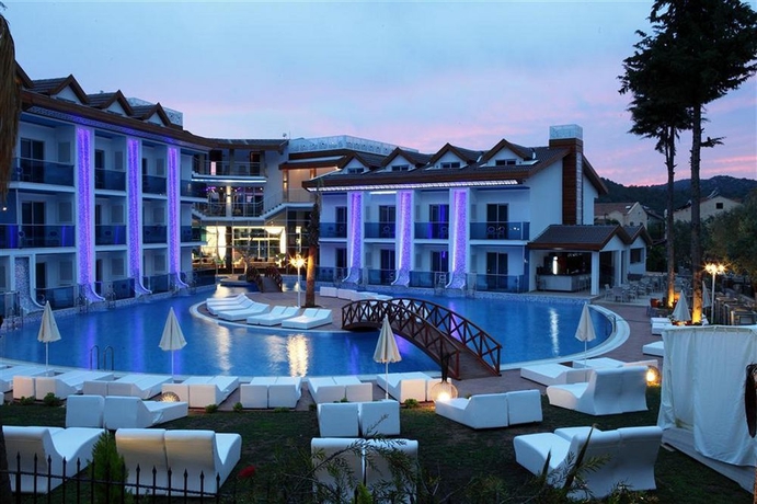 Imagen de la piscina del Hotel Ocean Blue High Class. Foto 13