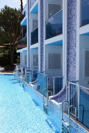 Imagen de la piscina del Hotel Ocean Blue High Class. Foto 15