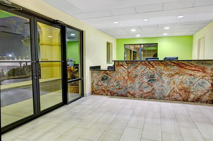 Imagen de los interiores del Hotel Ocean Breeze Inn. Foto 12