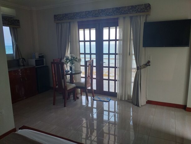 Imagen de la habitación del Hotel Ocean Breeze Resort. Foto 22