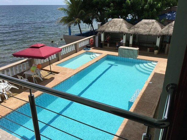 Imagen de la piscina del Hotel Ocean Breeze Resort. Foto 35