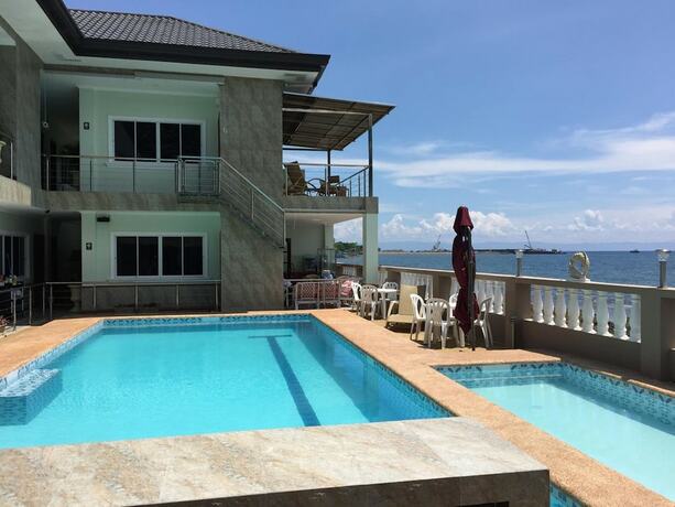 Imagen de la piscina del Hotel Ocean Breeze Resort. Foto 36