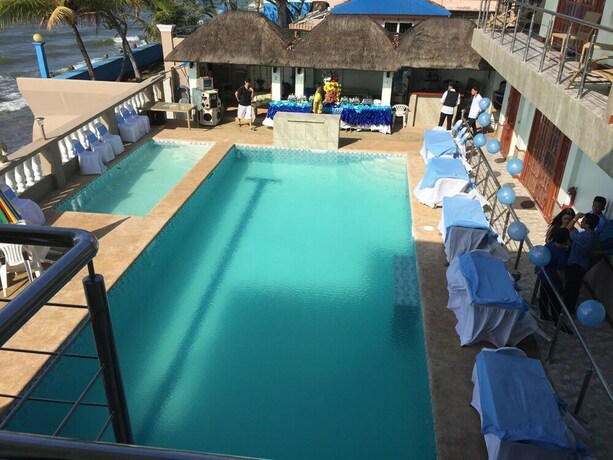 Imagen de la piscina del Hotel Ocean Breeze Resort. Foto 37