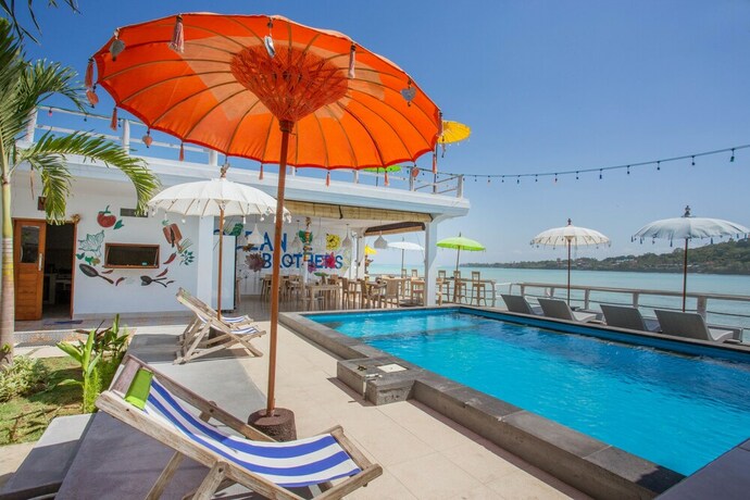 Imagen de la piscina del Hotel Ocean Brothers. Foto 35