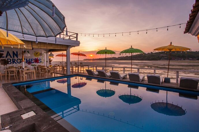 Imagen de la piscina del Hotel Ocean Brothers. Foto 36