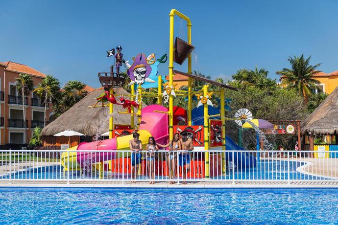 Imagen de la piscina del Hotel Ocean Coral Riviera Cancun All Inclusive. Foto 15