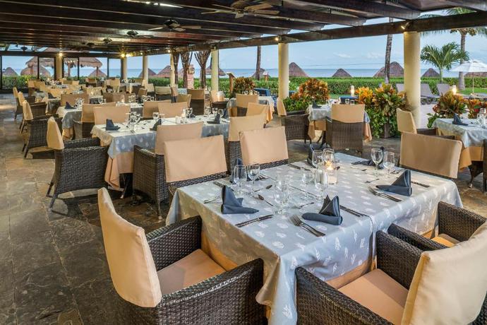 Imagen del bar/restaurante del Hotel Ocean Coral Riviera Cancun All Inclusive. Foto 9