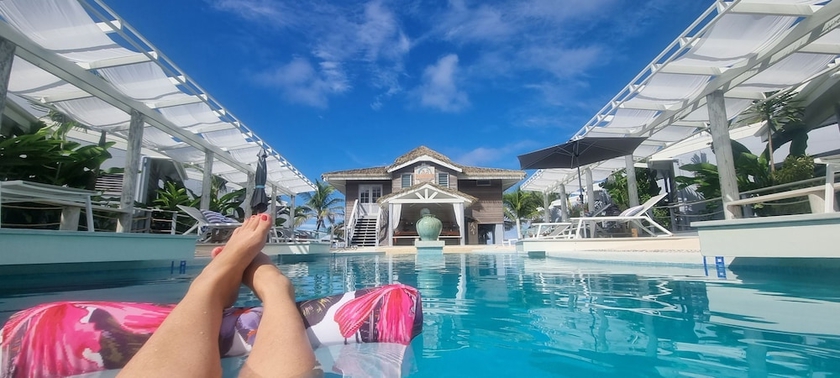 Imagen de la piscina del Hotel Ocean Escape ResortandSpa. Foto 18