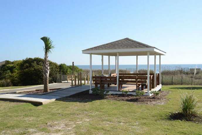 Imagen de los exteriores del Hotel Ocean Forest Villas by Elliott Beach Rentals. Foto 11