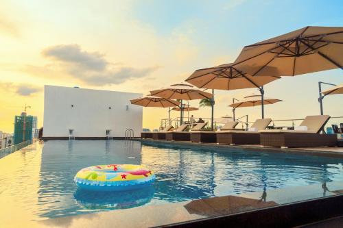 Imagen de la piscina del Hotel Ocean, Phnom Penh. Foto 7