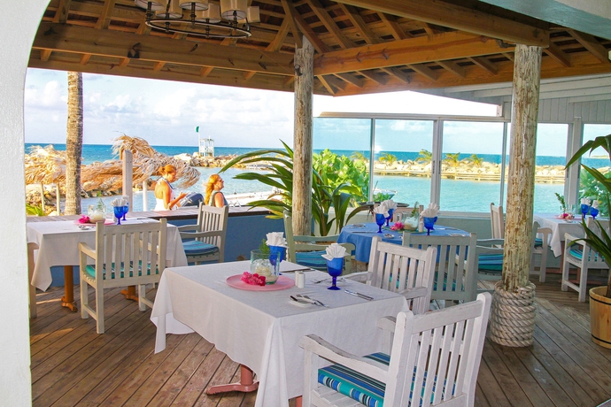 Imagen del bar/restaurante del Hotel Ocean Point Resort and Spa - Adults Only. Foto 2