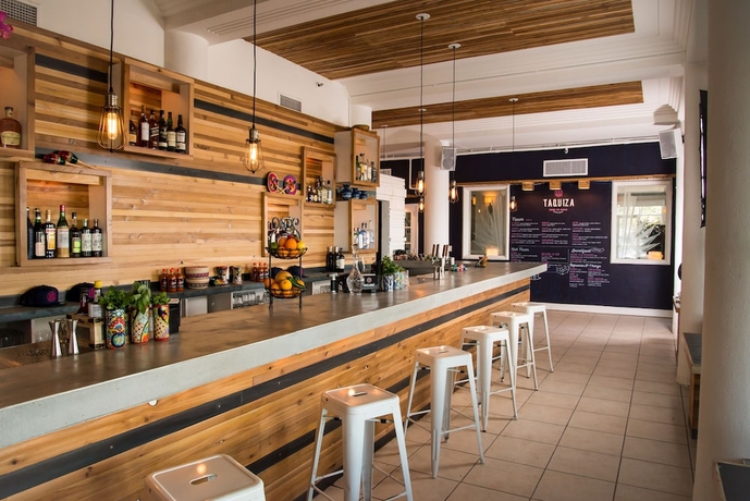 Imagen del bar/restaurante del Hotel Ocean Surf. Foto 2