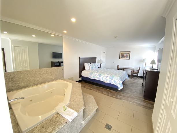 Imagen de la habitación del Hotel Ocean Surf Inn and Suites. Foto 12