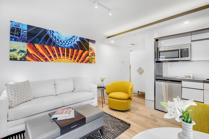 Imagen de la habitación del Hotel Ocean Treasure Beachside Suites. Foto 6