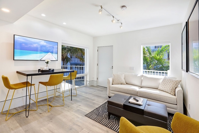 Imagen de la habitación del Hotel Ocean Treasure Beachside Suites. Foto 10