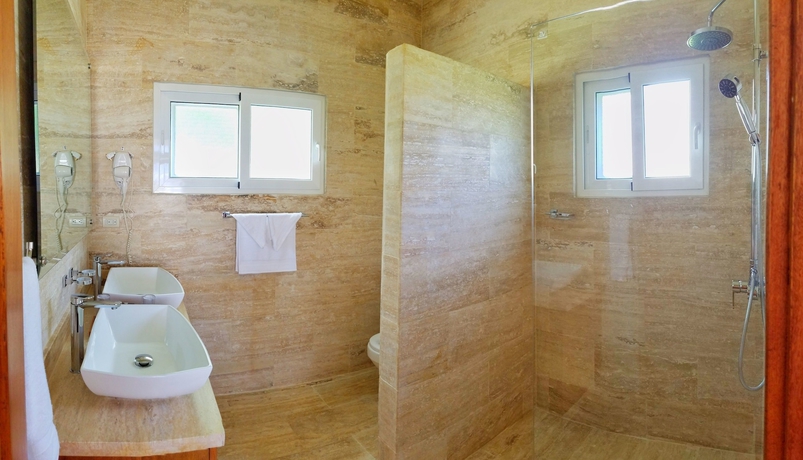 Imagen de la habitación del Hotel Ocean Village Deluxe. Foto 7