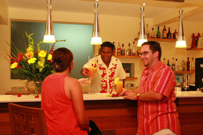 Imagen del bar/restaurante del Hotel Ocean Villas. Foto 2