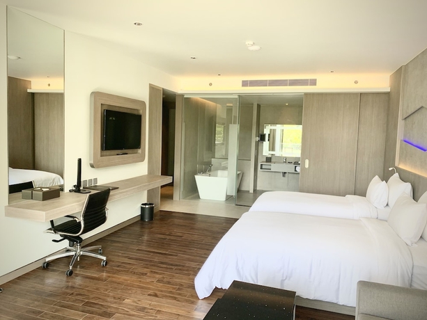 Imagen de la habitación del Hotel Oceanfront Beach Resort. Foto 4