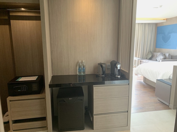 Imagen de la habitación del Hotel Oceanfront Beach Resort. Foto 9