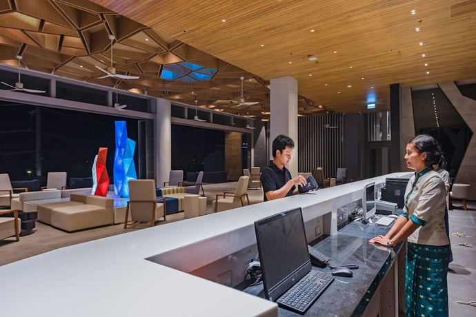 Imagen de los interiores del Hotel Oceanfront Beach Resort. Foto 14