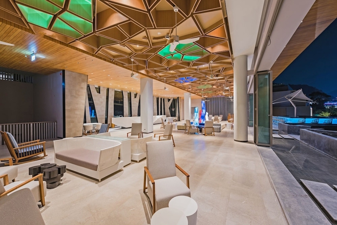 Imagen de los interiores del Hotel Oceanfront Beach Resort. Foto 16