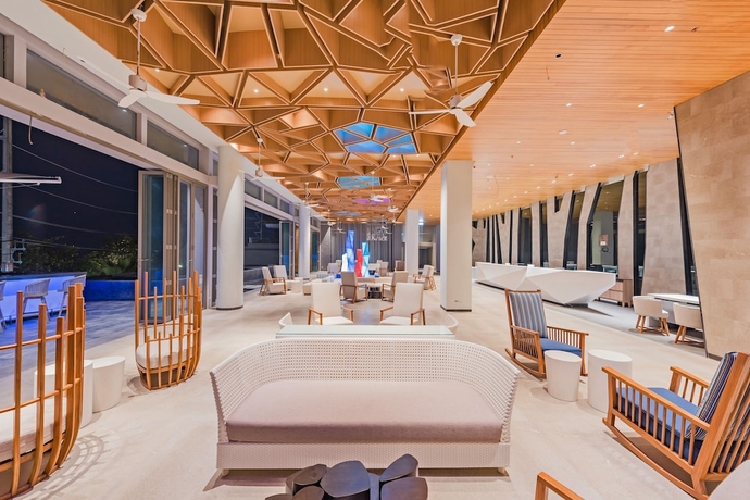 Imagen de los interiores del Hotel Oceanfront Beach Resort. Foto 17