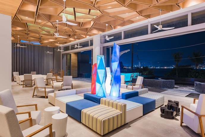 Imagen de los interiores del Hotel Oceanfront Beach Resort. Foto 19