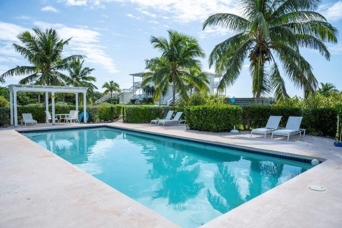 Imagen de la piscina del Hotel Oceanfront Hideaway: Luxurious Retreat With Stunning Views. Foto 16