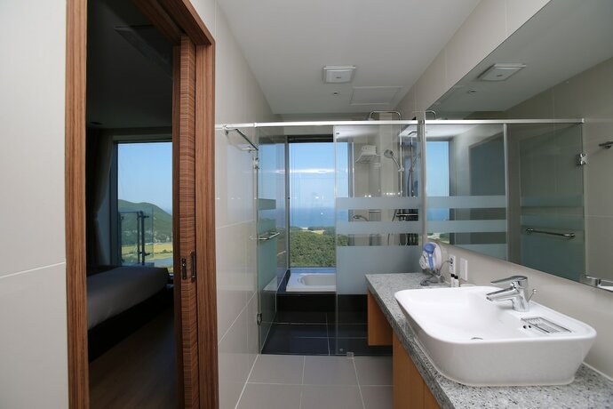 Imagen de la habitación del Hotel Oceanhills Resort. Foto 7
