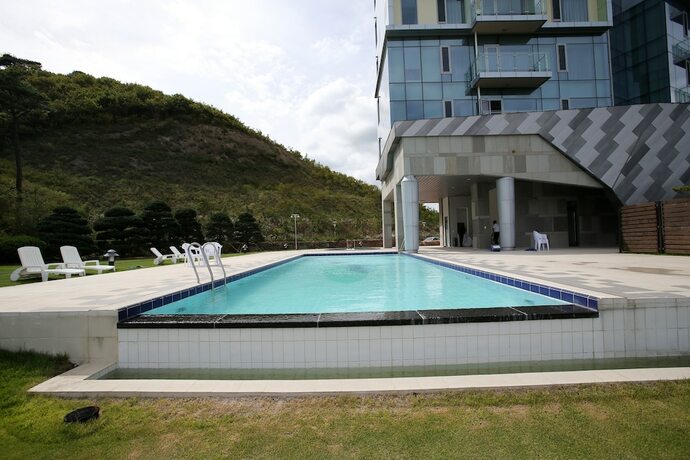 Imagen de la piscina del Hotel Oceanhills Resort. Foto 12