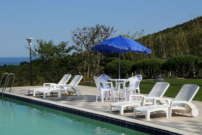 Imagen de la piscina del Hotel Oceanhills Resort. Foto 13