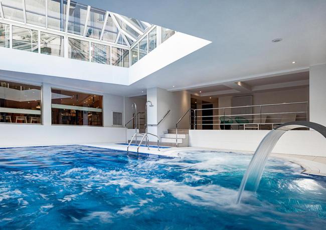 Imagen de la piscina del Hotel Oceania Paris Porte De Versailles. Foto 10