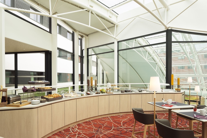 Imagen del bar/restaurante del Hotel Oceania Paris Roissy Cdg. Foto 3