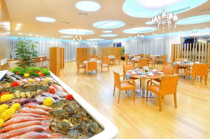 Imagen del bar/restaurante del Hotel Oceanic Khorfakkan Resort and Spa. Foto 2