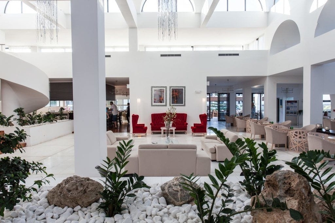 Imagen del bar/restaurante del Hotel Oceanis Beach & Spa Resort. Foto 5