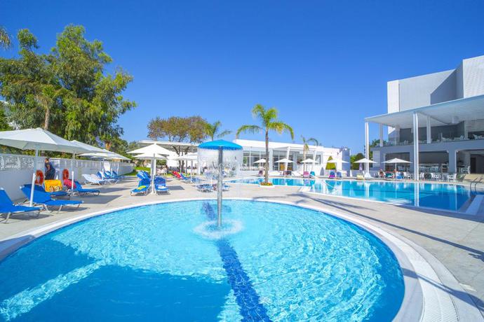 Imagen de la piscina del Hotel Oceanis Park. Foto 35