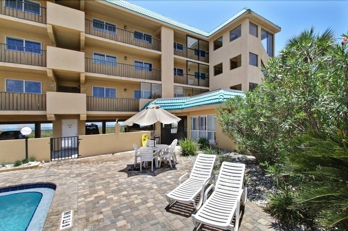 Imagen de la piscina del Hotel Oceans Of Amelia Condos. Foto 18