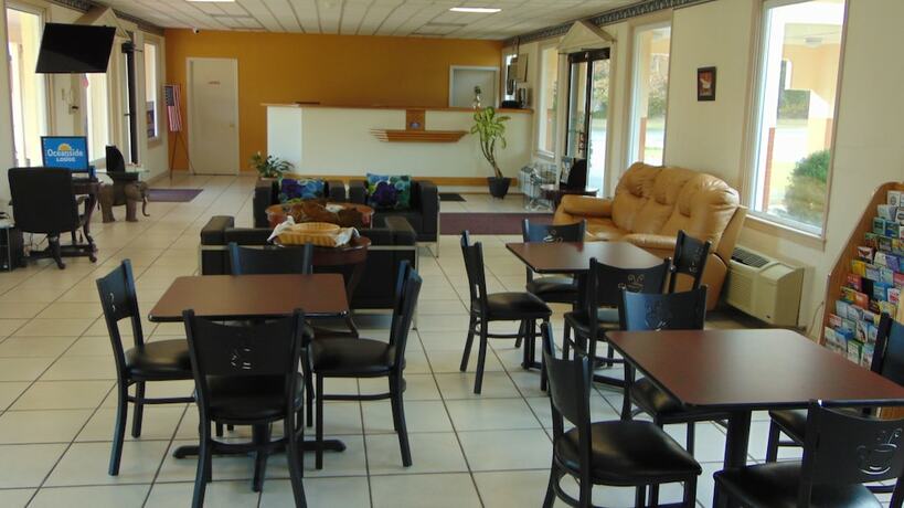 Imagen del bar/restaurante del Hotel Oceanside Lodge, Marmora. Foto 10