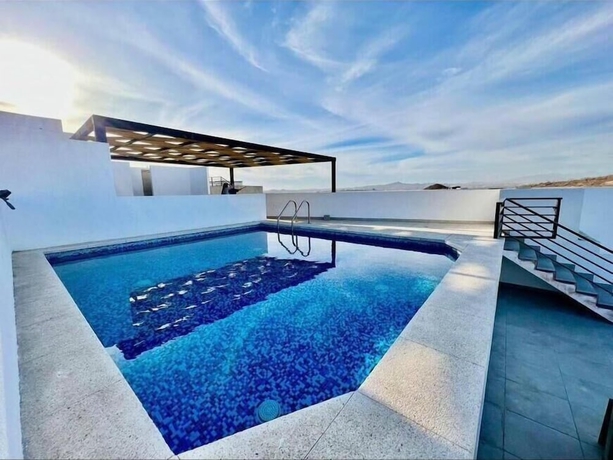 Imagen general del Hotel Oceanwiew Condo Rooftop pool. Foto 1