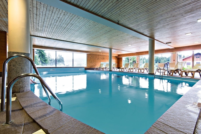 Imagen de la piscina del Hotel Od&eacute;sia Vacances Chalet Le Gr&eacute;pillon. Foto 17