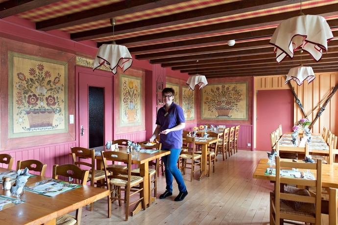 Imagen del bar/restaurante del Hotel Od&eacute;sia Vacances Chalet Le Gr&eacute;pillon. Foto 5